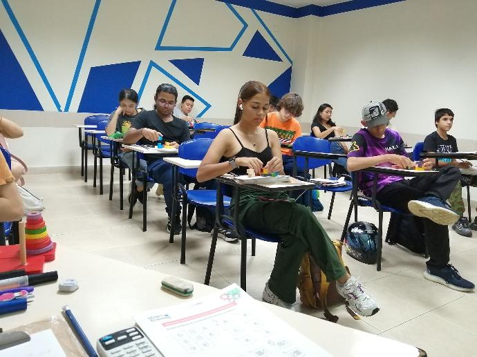 Estudiantes en clase de matemáticas